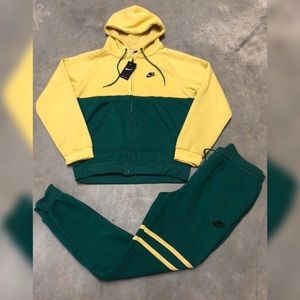 Nike sweatsuit set. Top and bottom included